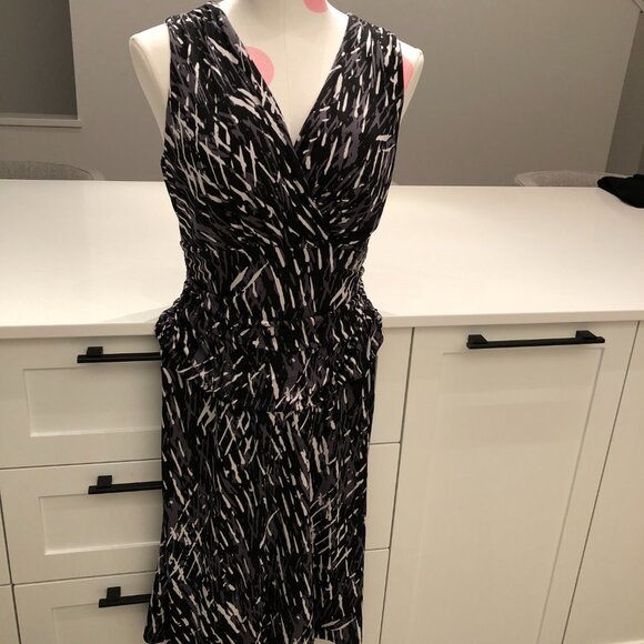 Nine West V Neck Sleeveless Midi Dress with Side Ruching Black White Gray Sz 8 - Picture 3 of 14